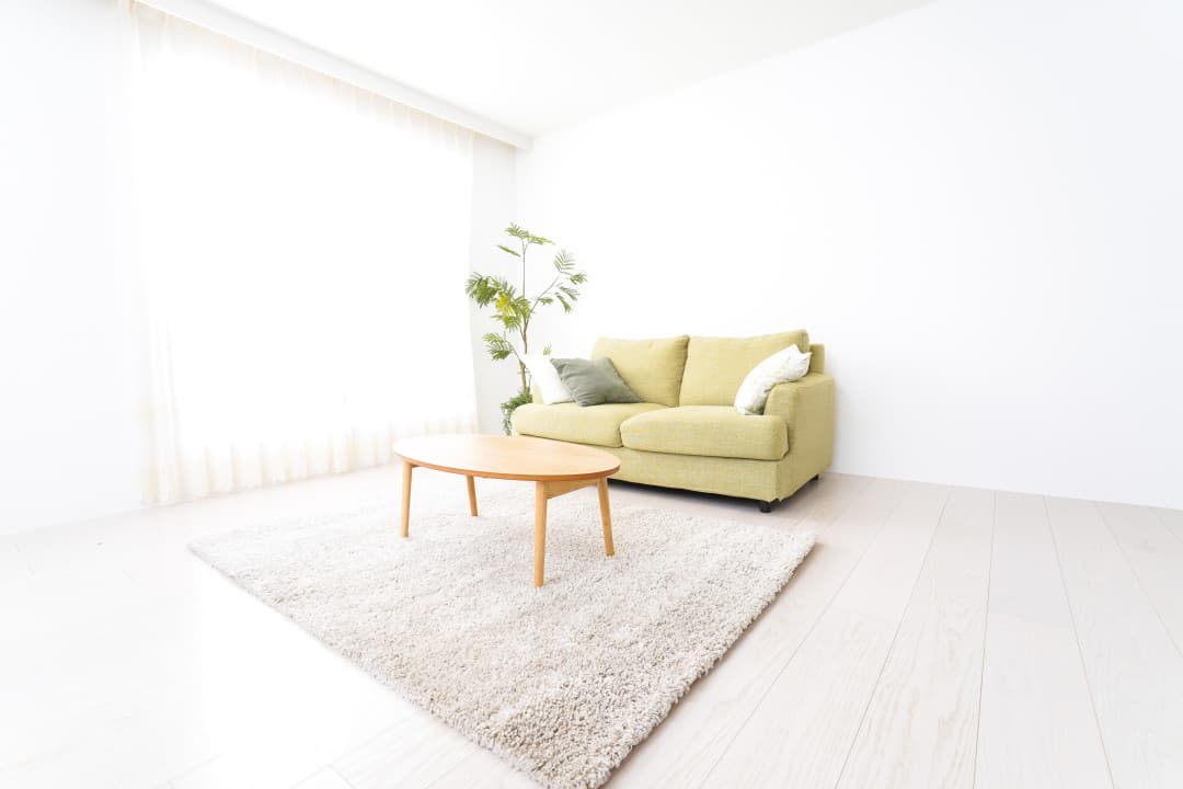 明るい部屋、ソファー、テーブル